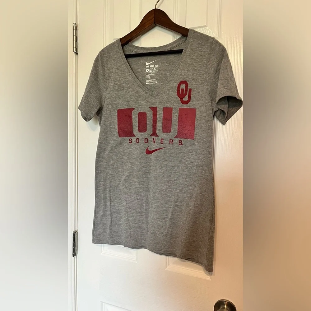 Nike Women’s‎ Gray and Red V Neck Oklahoma Sooners Tee